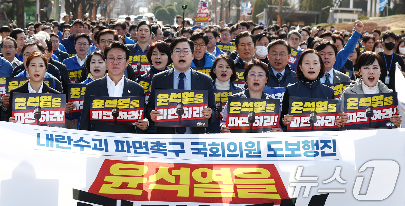(서울=뉴스1) 김민지 기자 = 박찬대 더불어민주당 원내대표와 김선민 조국혁신당 대표 권한대행을 비롯한 야당 의원들이 14일 오후 서울 여의도 국회에서 윤석열 대통령 파면을 촉구하 …