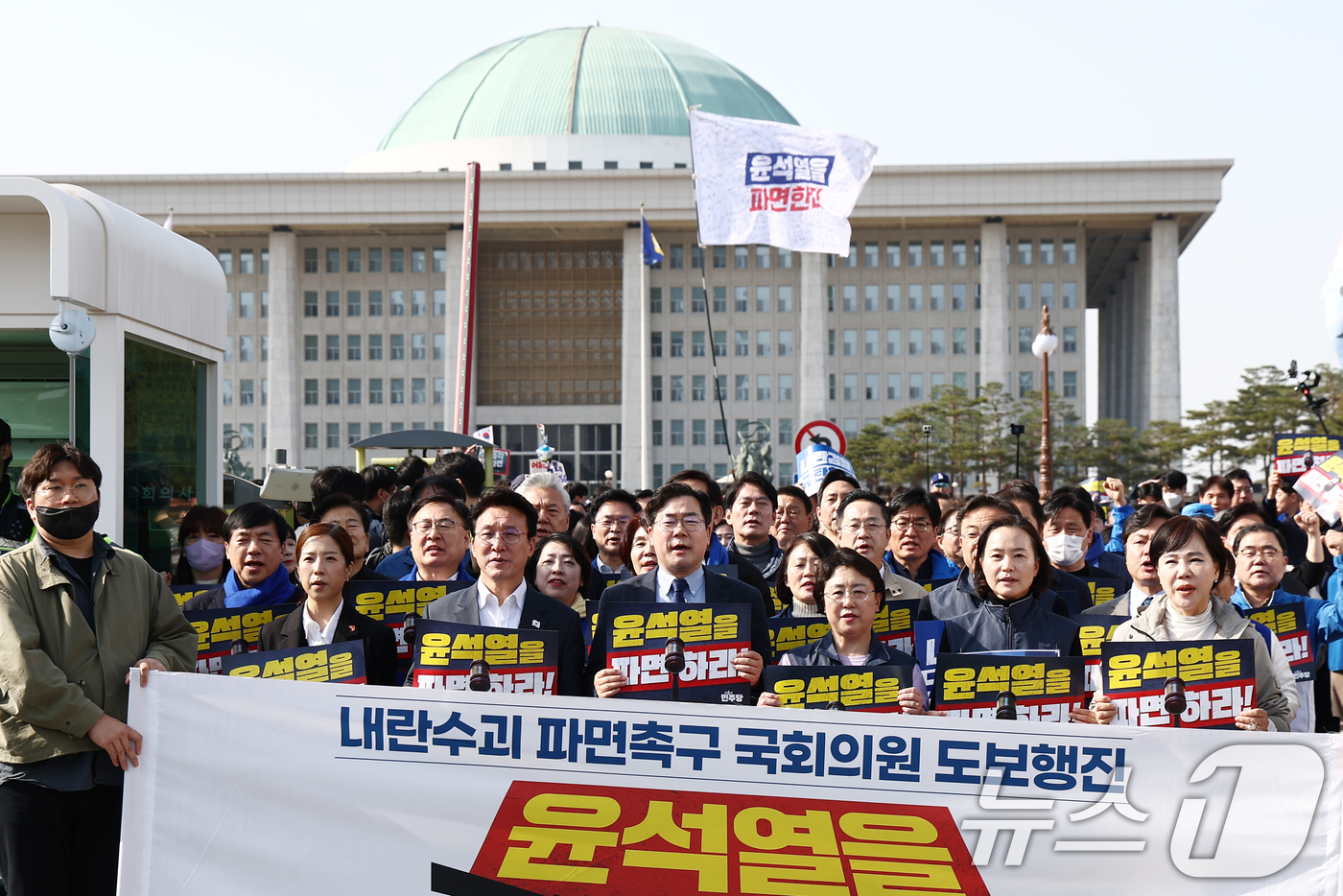 (서울=뉴스1) 김민지 기자 = 박찬대 더불어민주당 원내대표와 김선민 조국혁신당 대표 권한대행을 비롯한 야당 의원들이 14일 오후 서울 여의도 국회에서 윤석열 대통령 파면을 촉구하 …