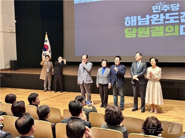 (해남=뉴스1) 김태성 기자 = 더불어민주당 전남도당 해남완도진도 지역위원회(위원장 박지원 국회의원)는  14일 전남 해남에서 열린 윤석열 파면촉구 및 새로운 대한민국 건설을 위한 …