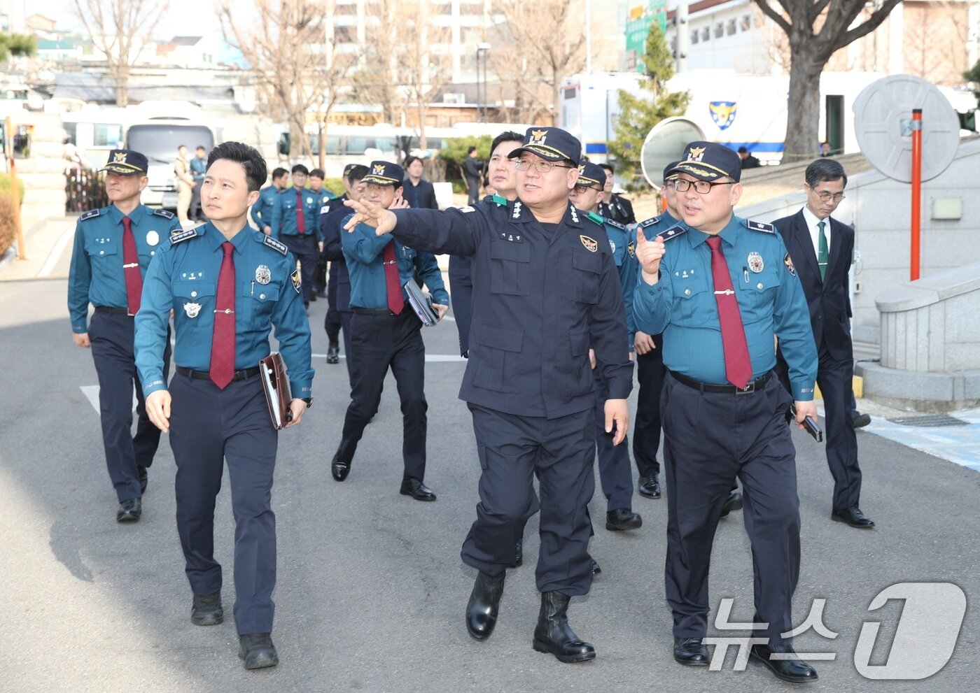본문 이미지 - 이호영 경찰청장 직무대행이 14일 서울 종로구 헌법재판소에서 윤석열 대통령의 탄핵 심판 선고 대비 현장 점검을 하고 있다. &#40;경찰청 제공. 재판매 및 DB 금지&#41; 2025.3.14/뉴스1