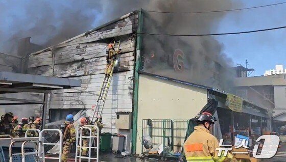 본문 이미지 - 14일 낮 12시 56분쯤 부산 금정구에 있는 한 마트 화재 현장에서 소방대원이 진화작업을 벌이고 있다.&#40;부산소방재난본부 제공. 재판매 및 DB 금지&#41;