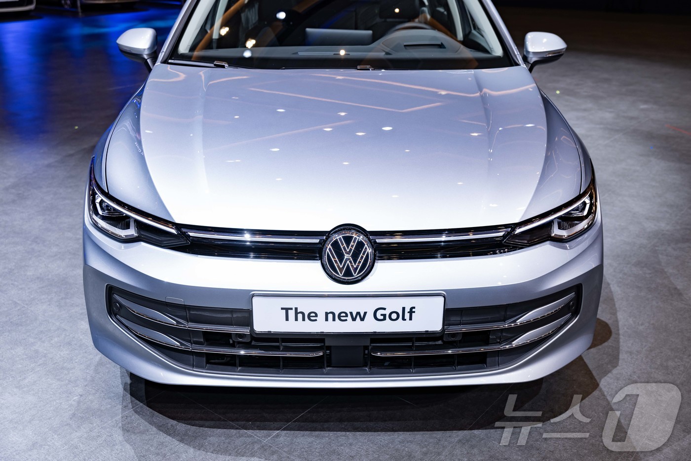 (서울=뉴스1) = 14일 인천 중구 인스파이어 리조트에서 열린 폭스바겐 8세대 신형 골프 미디어 런칭 행사에서 '신형 골프'가 공개되고 있다. ( 폭스바겐코리아 제공. 재판매 및 …