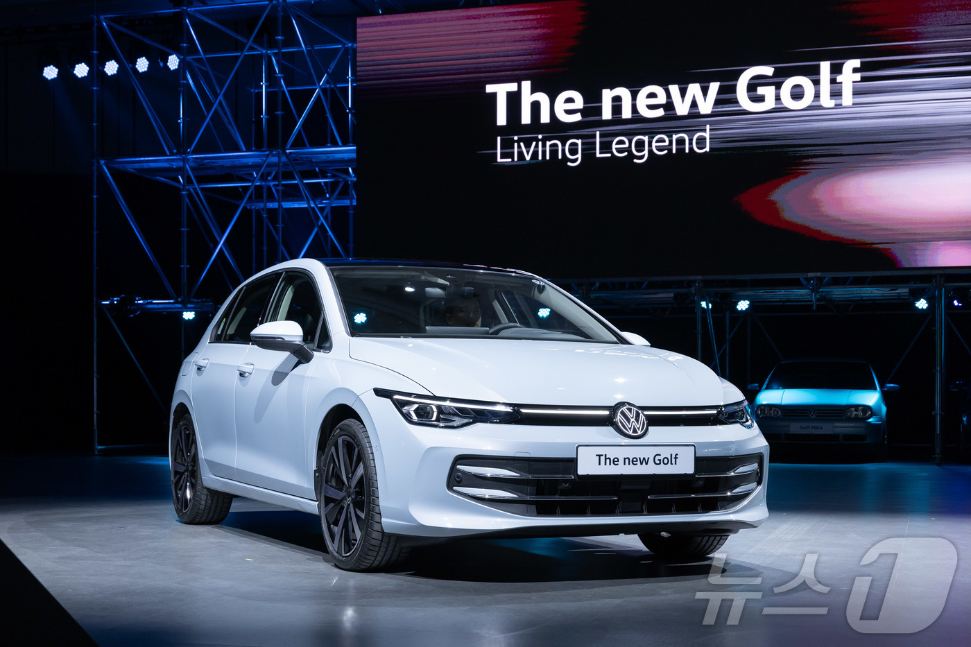 (서울=뉴스1) = 14일 인천 중구 인스파이어 리조트에서 열린 폭스바겐 8세대 신형 골프 미디어 런칭 행사에서 '신형 골프'가 공개되고 있다. ( 폭스바겐코리아 제공. 재판매 및 …