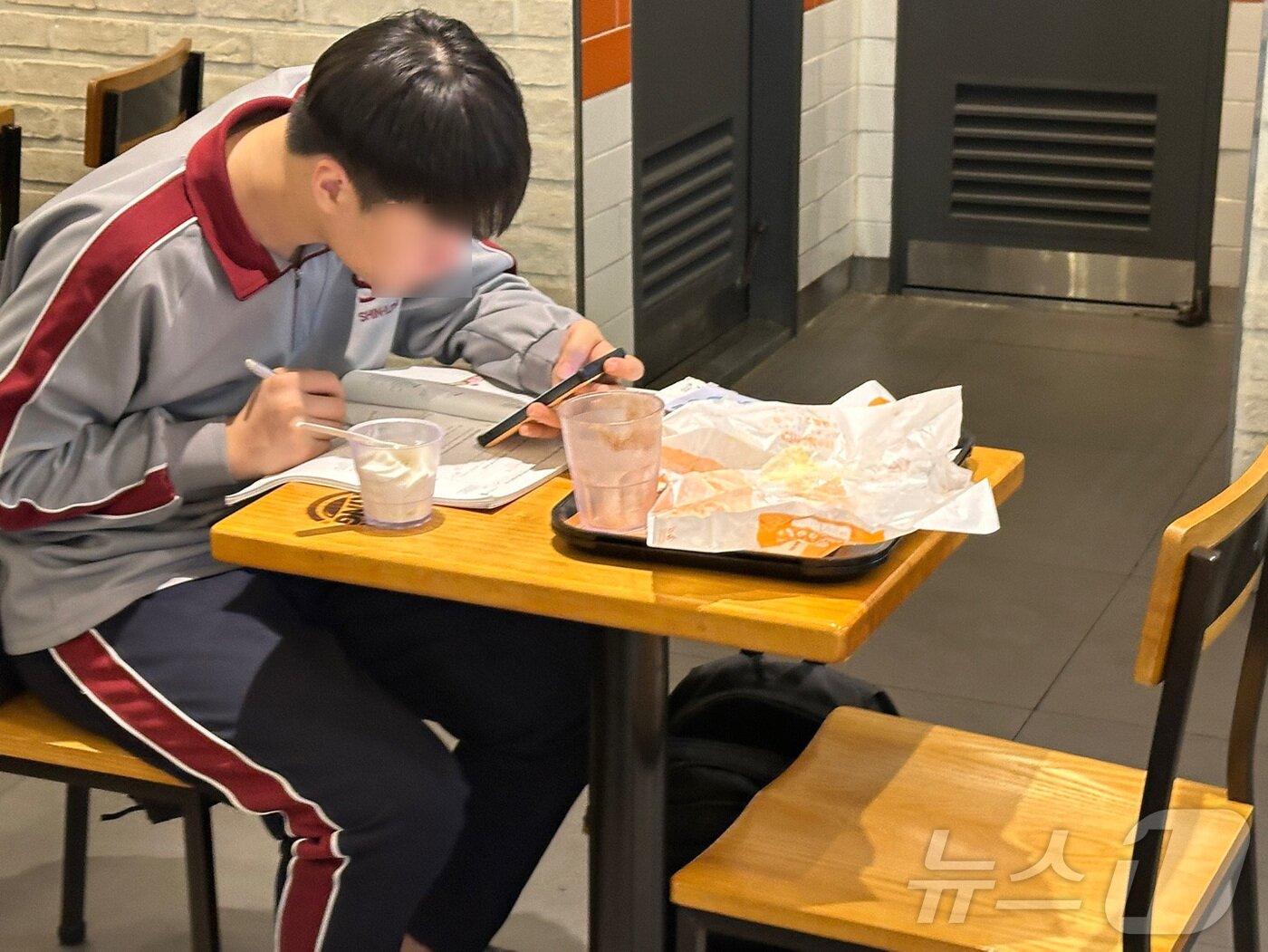 본문 이미지 - 14일 오후 울산 옥동 학원가 인근에 위치한 패스트푸드점에서 한 학생이 공부를 하고 있다.2025.3.14/뉴스1 ⓒNews1 김지혜 기자