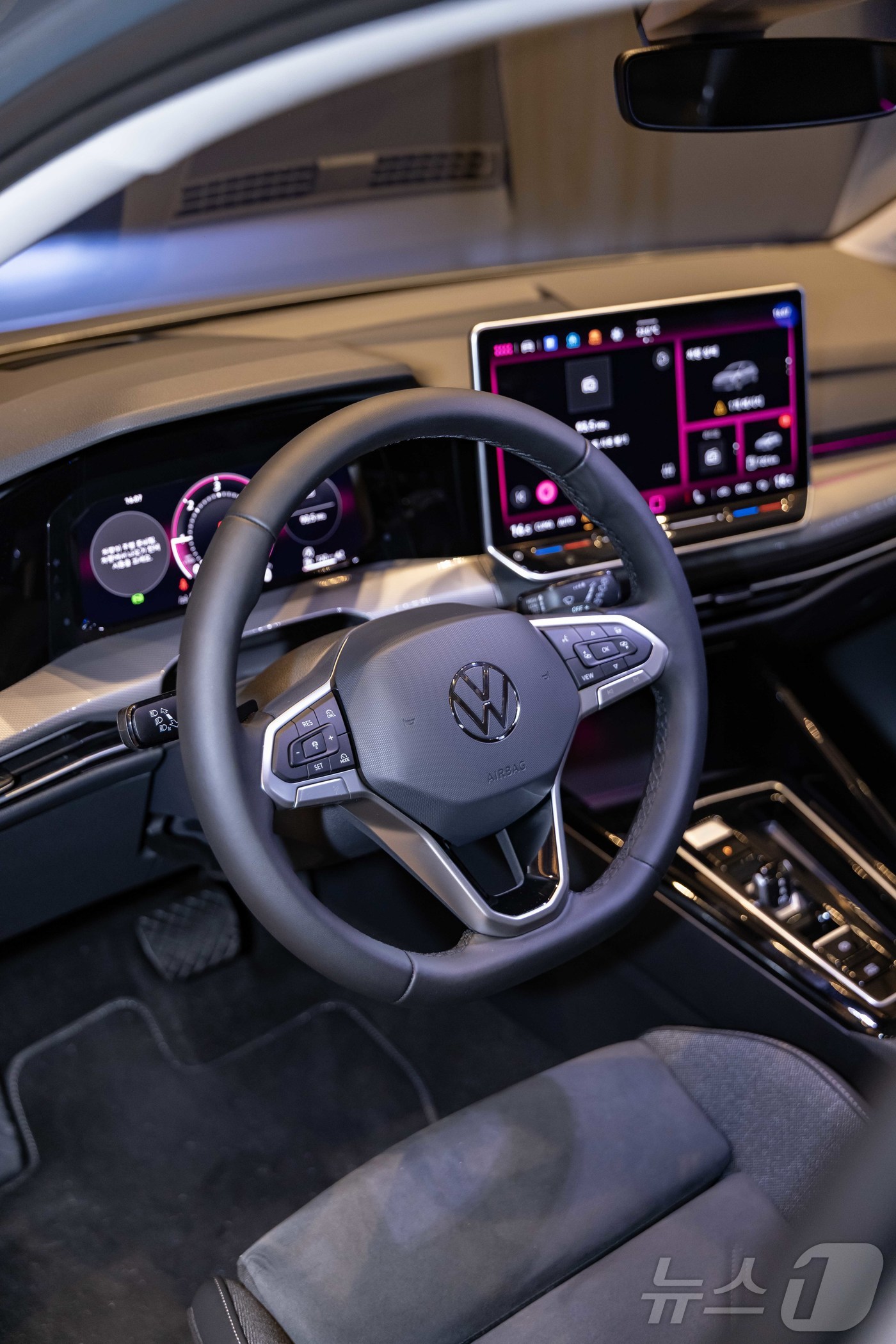 (서울=뉴스1) = 14일 인천 중구 인스파이어 리조트에서 열린 폭스바겐 8세대 신형 골프 미디어 런칭 행사에서 '신형 골프'가 공개되고 있다. ( 폭스바겐코리아 제공. 재판매 및 …