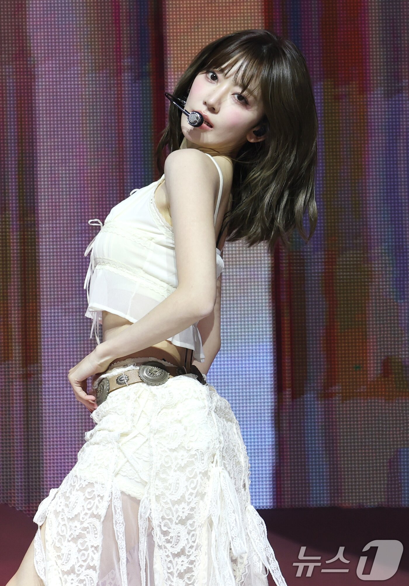 본문 이미지 - 그룹 르세라핌의 사쿠라가 14일 오전 서울 광진구 광장동 예스24 라이브홀에서 가진 다섯 번째 미니앨범 &#39;HOT&#39; 발매 기념 쇼케이스에서 타이틀 곡 &#39;핫&#39;을 선보이고 있다. ⓒ News1 권현진 기자