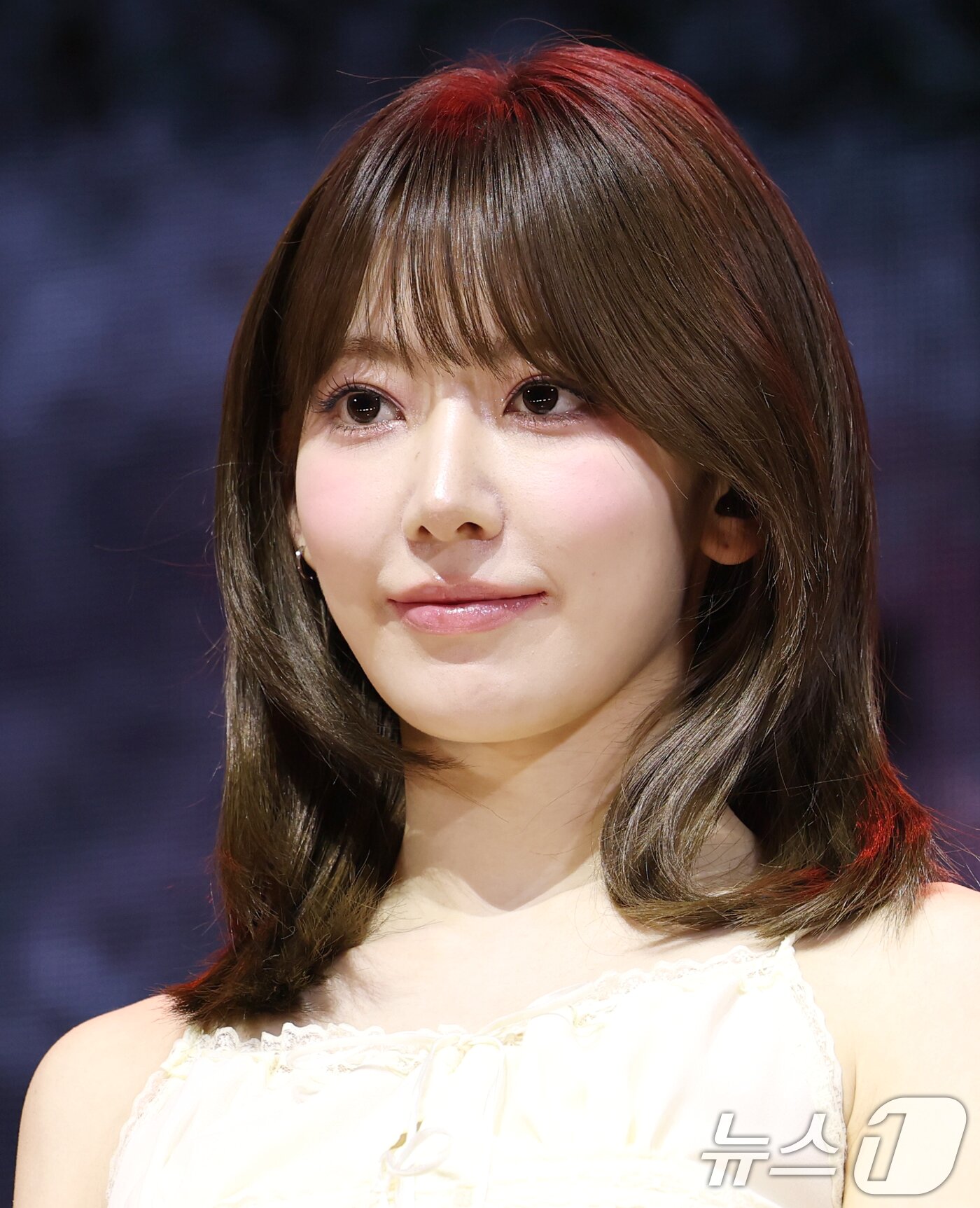 본문 이미지 - 그룹 르세라핌의 사쿠라가 14일 오전 서울 광진구 광장동 예스24 라이브홀에서 가진 다섯 번째 미니앨범 &#39;HOT&#39; 발매 기념 쇼케이스에서 미소를 짓고 있다. ⓒ News1 권현진 기자