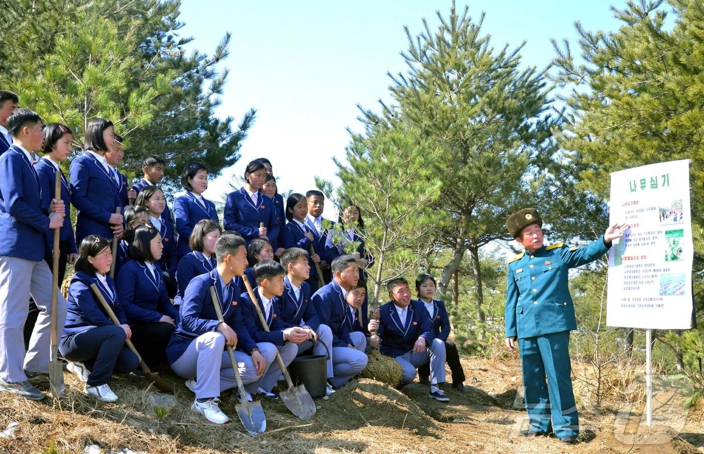 본문 이미지 - &#40;평양 노동신문=뉴스1&#41; = 북한 노동당 기관지 노동신문은 15일 식수절&#40;3월14일&#41;을 맞아 각지에서 기념 식수를 진행했다면서 평안남북도, 함경남북도 청년들도 각 지역의 계절에 맞게 나무를 심었다고 보도했다. [국내에서만 사용가능. 재배포 금지. DB 금지. For Use Only in the Republic of Korea. Redistribution Prohibited] rodongphoto@news1.kr