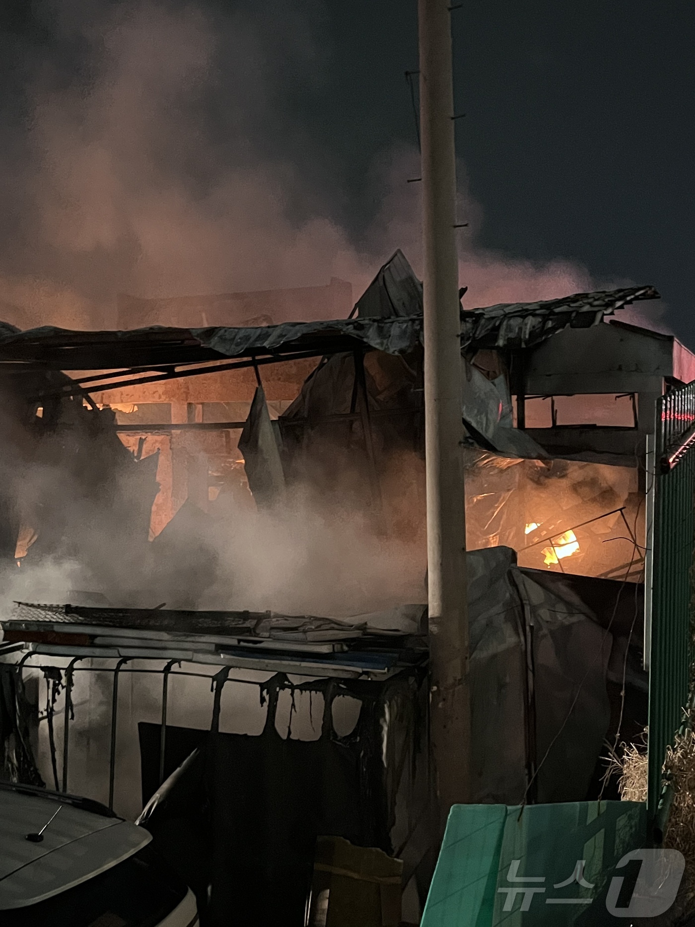 (대구=뉴스1) 이성덕 기자 = 14일 오후 11시48분쯤 대구 서구 인현동에 있는 가구물류창고에서 불이 나 소방당국이 소방차 44대와 대원 107명을 투입해 4시간30여분 만에 …