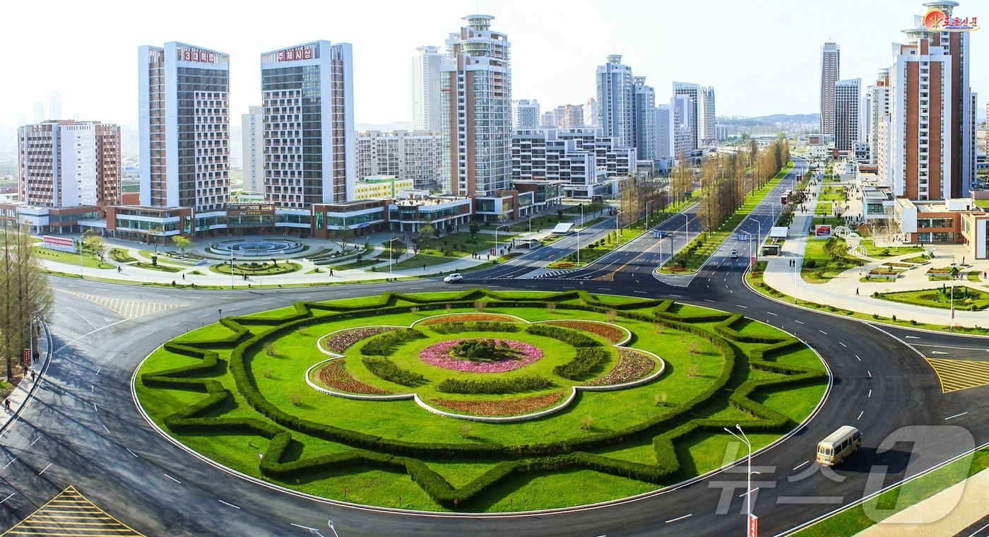 (평양 노동신문=뉴스1) = 북한 노동당 기관지 노동신문은 15일 "원림녹화는 도시와 마을, 일터를 비롯한 사람들의 생활 공간을 원림식물을 기본으로 하여 조형·예술적으로 꾸리는 사 …