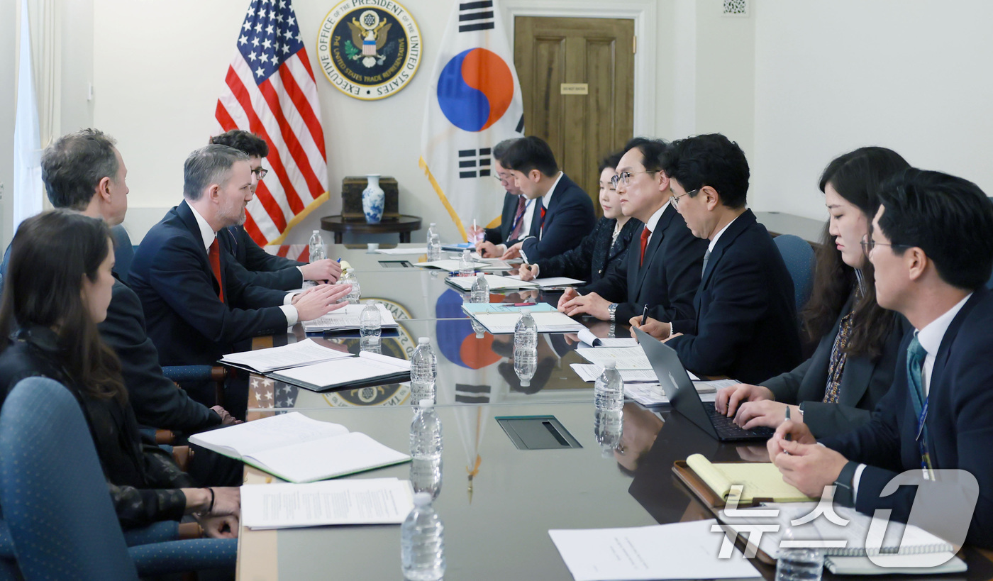 (서울=뉴스1) 신웅수 기자 = 정인교 산업통상자원부 통상교섭본부장이 14일(현지시간) 오전 미국 워싱턴 D.C. 미국 무역대표부에서 제이미슨 그리어 미국 무역대표부 대표와 면담하 …