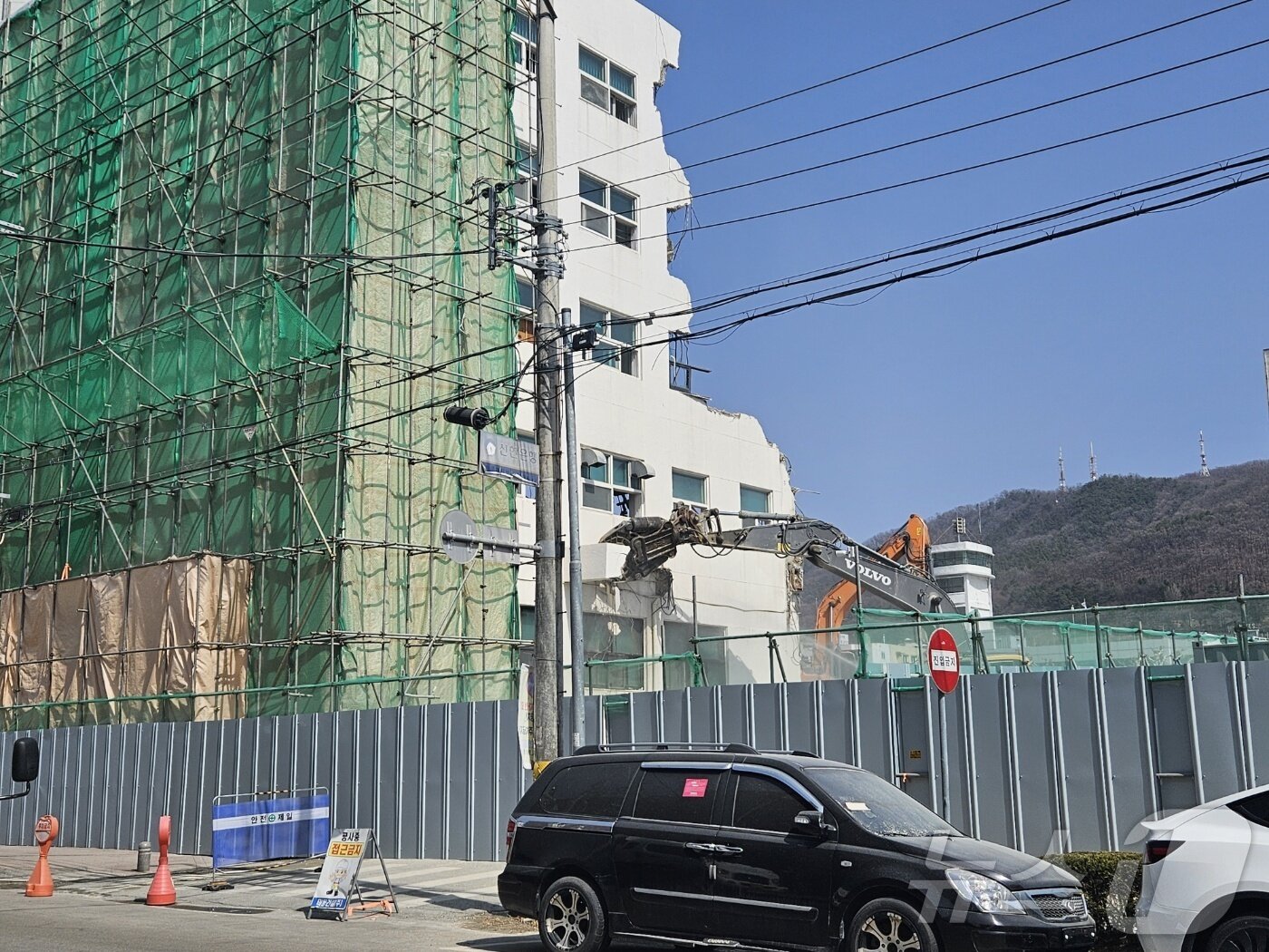 본문 이미지 - 청주병원 일방통행쪽 철거 현장/뉴스1 이재규 기자