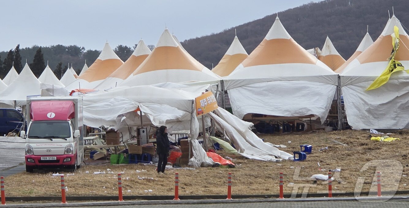 본문 이미지 - 15일 오전 제주들불축제장 천막 등이 강풍에 쓰러져 있다. (제주시 제공. 재판매 및 DB 금지)