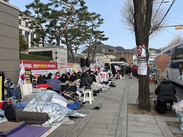 '尹 선고' 전 주말 헌재 앞 철야 농성…경찰 통제에 "관등성명 대"