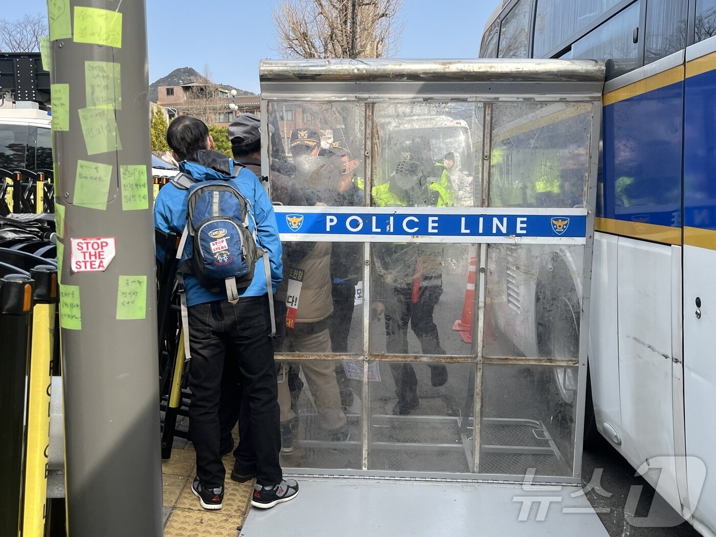 본문 이미지 - 15일 오전 윤석열 대통령 지지자들이 서울 종로구 헌법재판소 정문 앞에 설치된 경찰 차단벽을 통과하려 하고 있다. 2025.03.15 ⓒ 뉴스1 유수연 기자