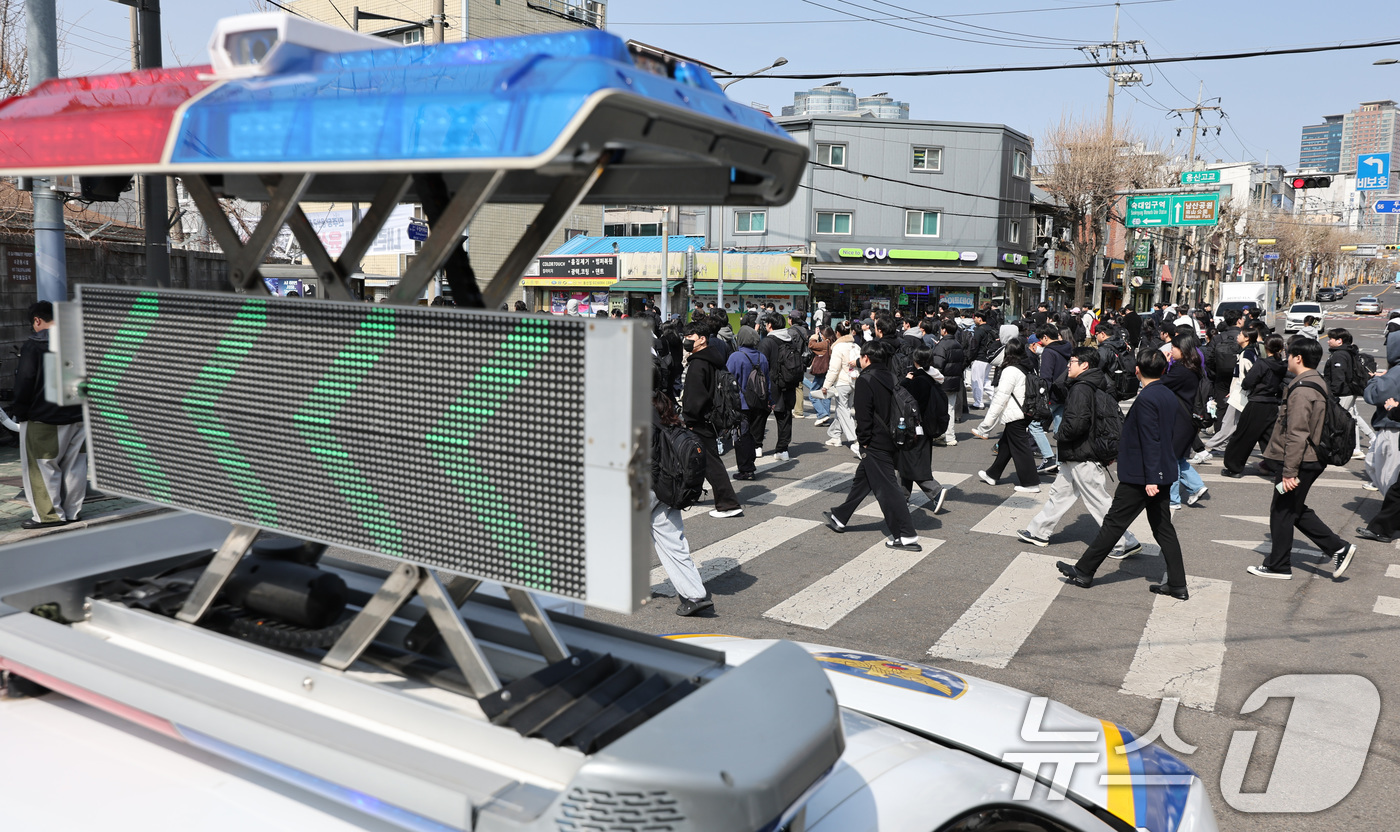 (서울=뉴스1) 신웅수 기자 = 15일 서울 용산구 용산고등학교에서 열린 2025년 상반기 1차 경찰공무원 공채 필기시험을 마친 수험생들이 시험장을 나서고 있다.이번 공채에서는 3 …