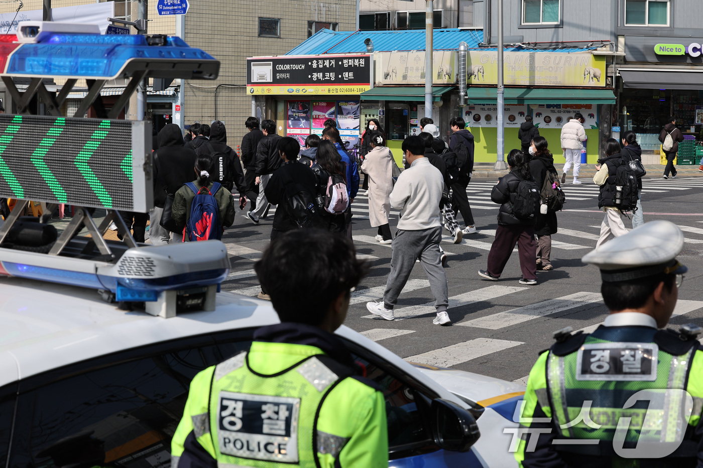 (서울=뉴스1) 신웅수 기자 = 15일 서울 용산구 용산고등학교에서 열린 2025년 상반기 1차 경찰공무원 공채 필기시험을 마친 수험생들이 시험장을 나서고 있다.이번 공채에서는 3 …