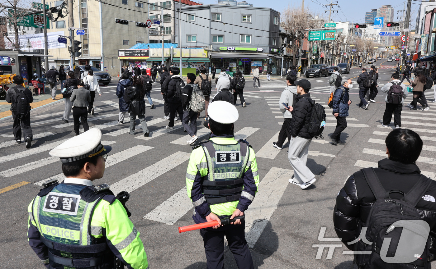 (서울=뉴스1) 신웅수 기자 = 15일 서울 용산구 용산고등학교에서 열린 2025년 상반기 1차 경찰공무원 공채 필기시험을 마친 수험생들이 시험장을 나서고 있다.이번 공채에서는 3 …