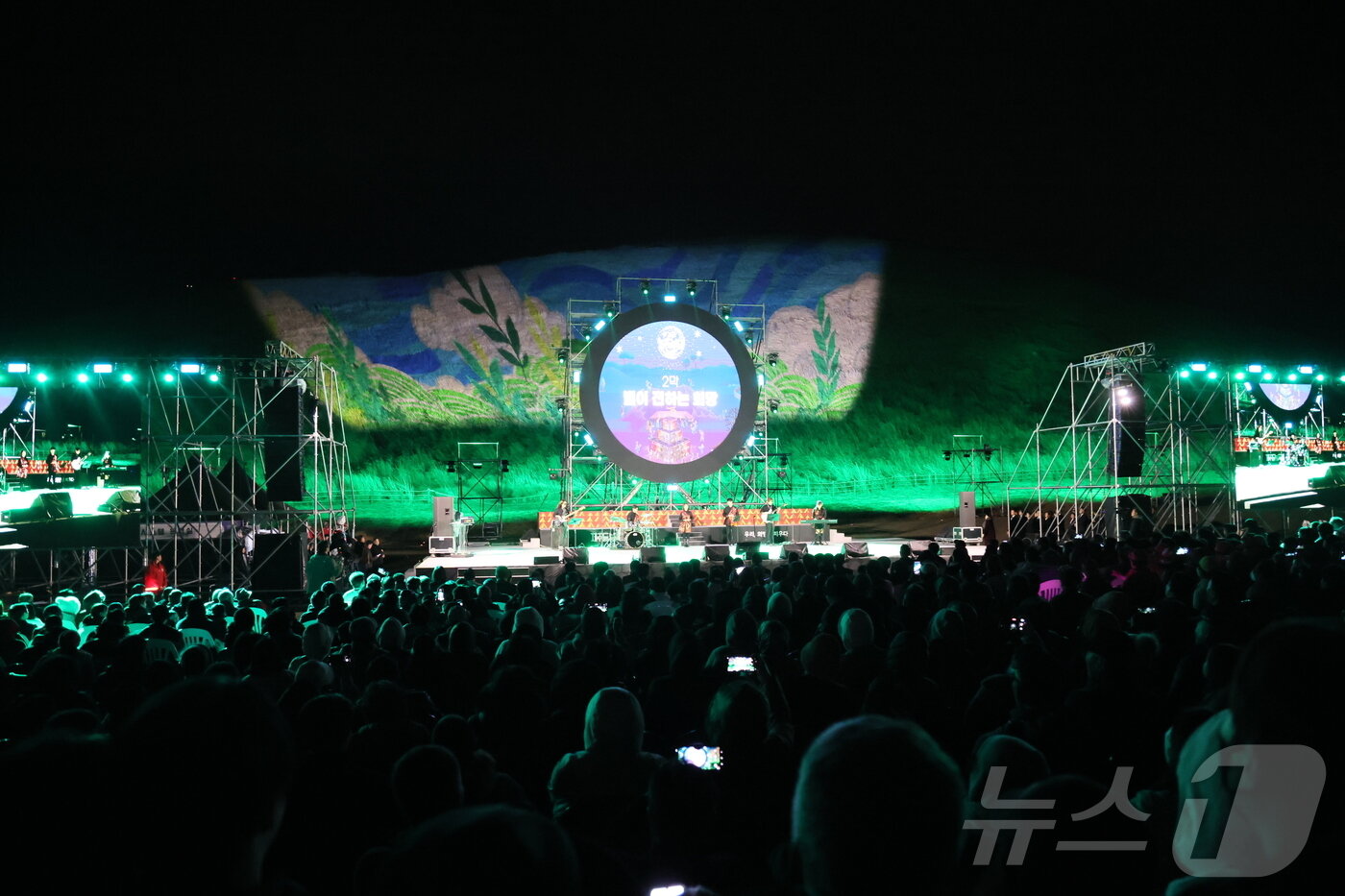 본문 이미지 - 지난 14일 열린 2025 제주들불축제 개막식 미디어아트 퍼포먼스.(제주시 제공. 재판매 및 DB 금지)