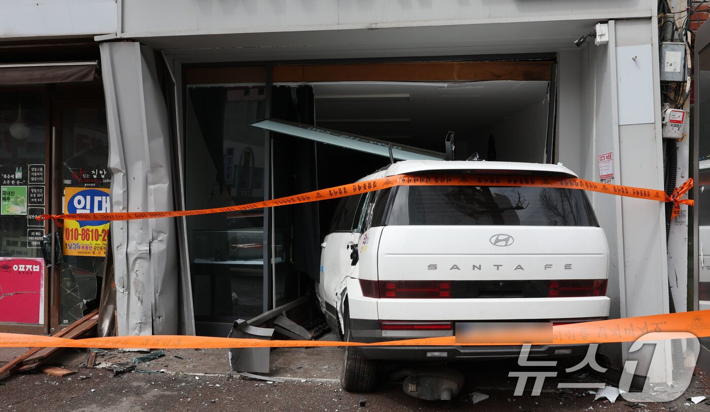 본문 이미지 - 15일 오전 광주 동구 대인동의 한 액세서리 가게에 차량이 돌진해 4명이 부상을 입어 사고 현장이 통제되고 있다. 2025.3.15/뉴스1 ⓒ News1 박지현 기자