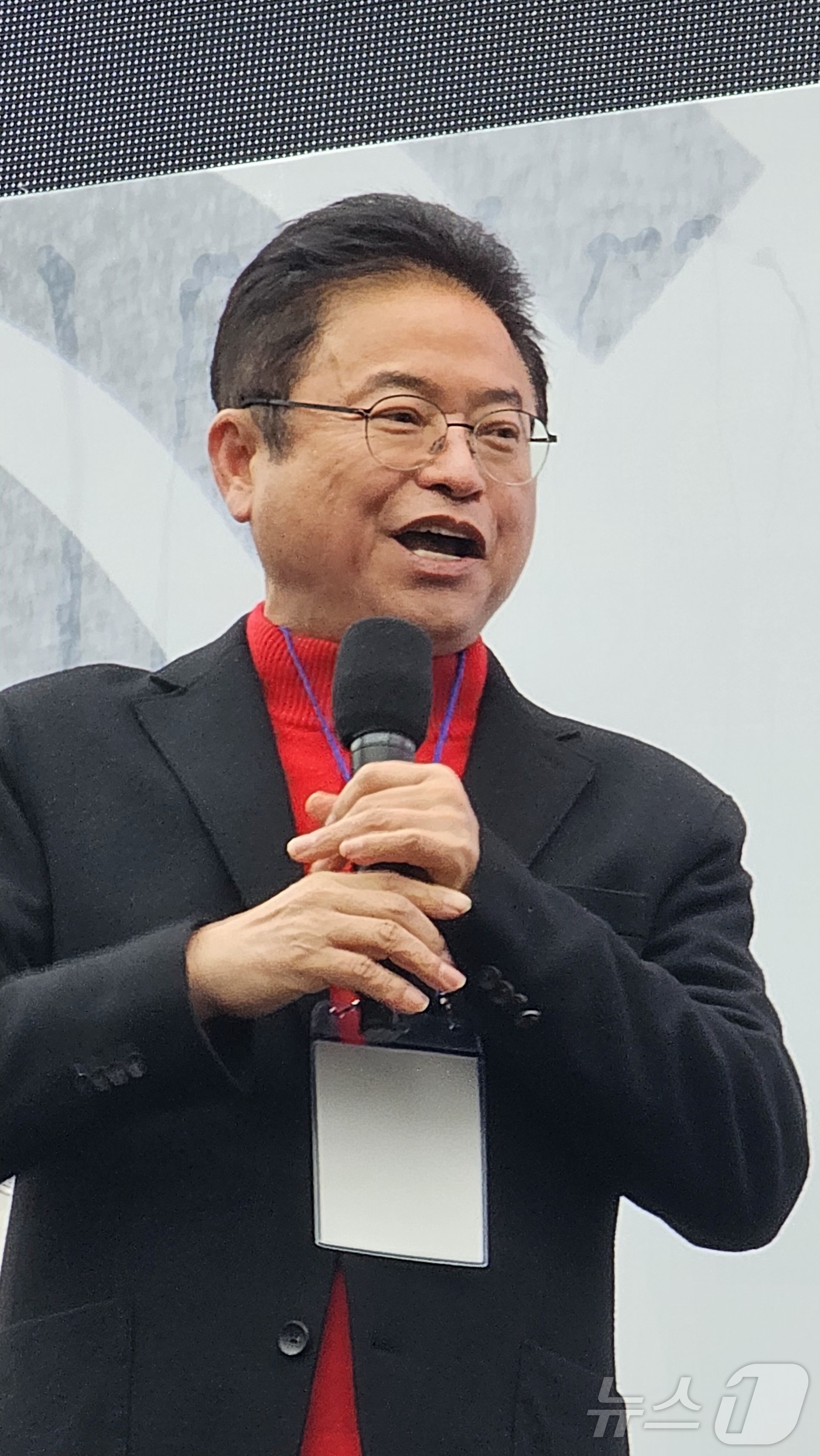 (구미=뉴스1) 정우용 기자 = 이철우 경북도지사가 15일 오후 경북 구미시 구미역 앞에서 열린 \'세이브코리아 국가비상기도회\'를 찾아 발언을 하고 있다. 2025.3.15/뉴스 …