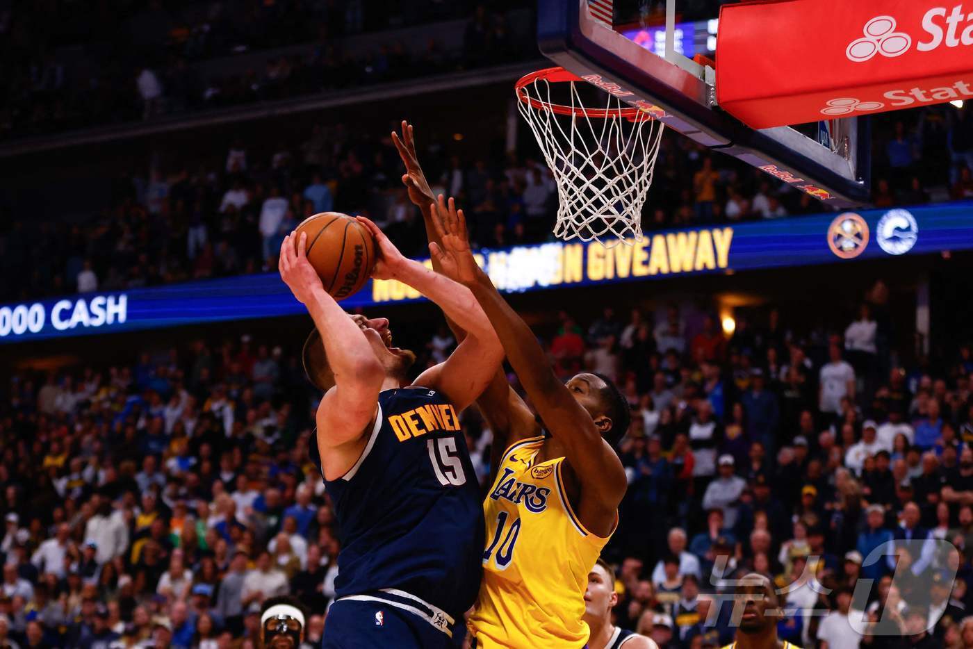 본문 이미지 - 덴버 너기츠의 니콜라 요키치가 15일(한국시간) 열린 LA 레이커스와의 2024-25 NBA 정규리그 홈 경기에서 슛을 시도하고 있다. ⓒ AFP=뉴스1