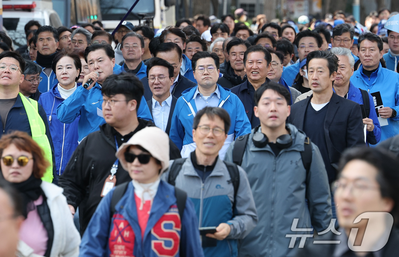 (서울=뉴스1) 신웅수 기자 = 박찬대 더불어민주당 원내대표를 비롯한 민주당 의원들이 15일 오후 윤석열 대통령 파면을  촉구하며 서울 여의도 국회에서 출발해 광화문으로 행진하고 …