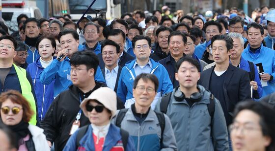 시민들과 행진하는 박찬대 민주당