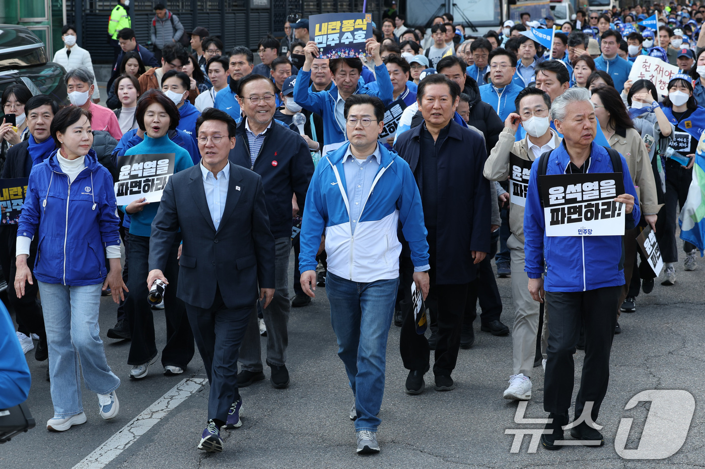 (서울=뉴스1) 신웅수 기자 = 박찬대 더불어민주당 원내대표를 비롯한 민주당 의원들이 15일 오후 윤석열 대통령 파면을  촉구하며 서울 여의도 국회에서 출발해 광화문으로 행진하고 …