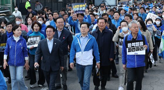 윤석열 파면 촉구하며 행진하는 민주당