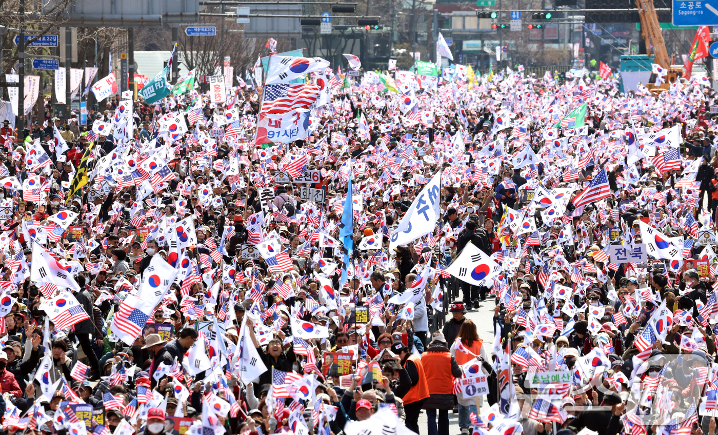 (서울=뉴스1) 김명섭 기자 = 15일 오후 서울 세종대로에서 열린 자유통일당 탄핵반대 집회에서 참가자들이 구호를 외치고 있다. 2025.3.15/뉴스1