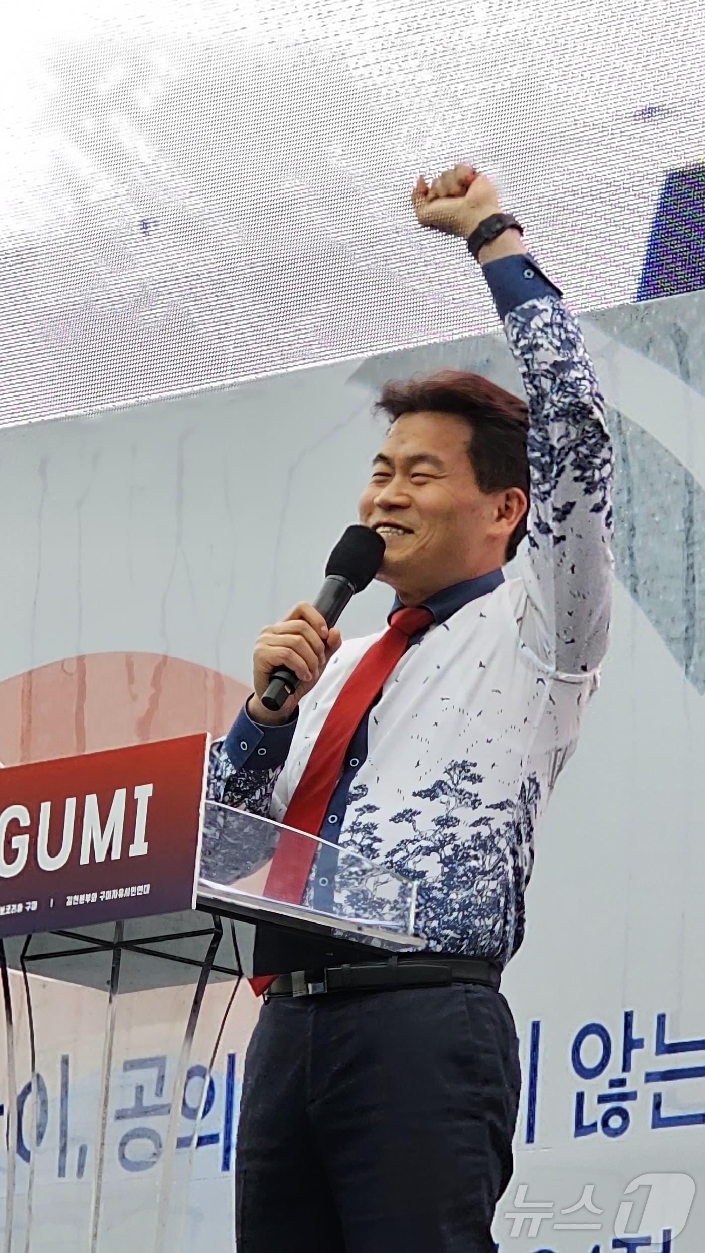 (구미=뉴스1) 정우용 기자 = 한국사 \'일타강사\' 전한길이 15일 오후 경북 구미 구미역 광장에서 열린 \'세이브코리아 국가비상기도회\'를 찾아 연설하고 있다. 2025.3. …