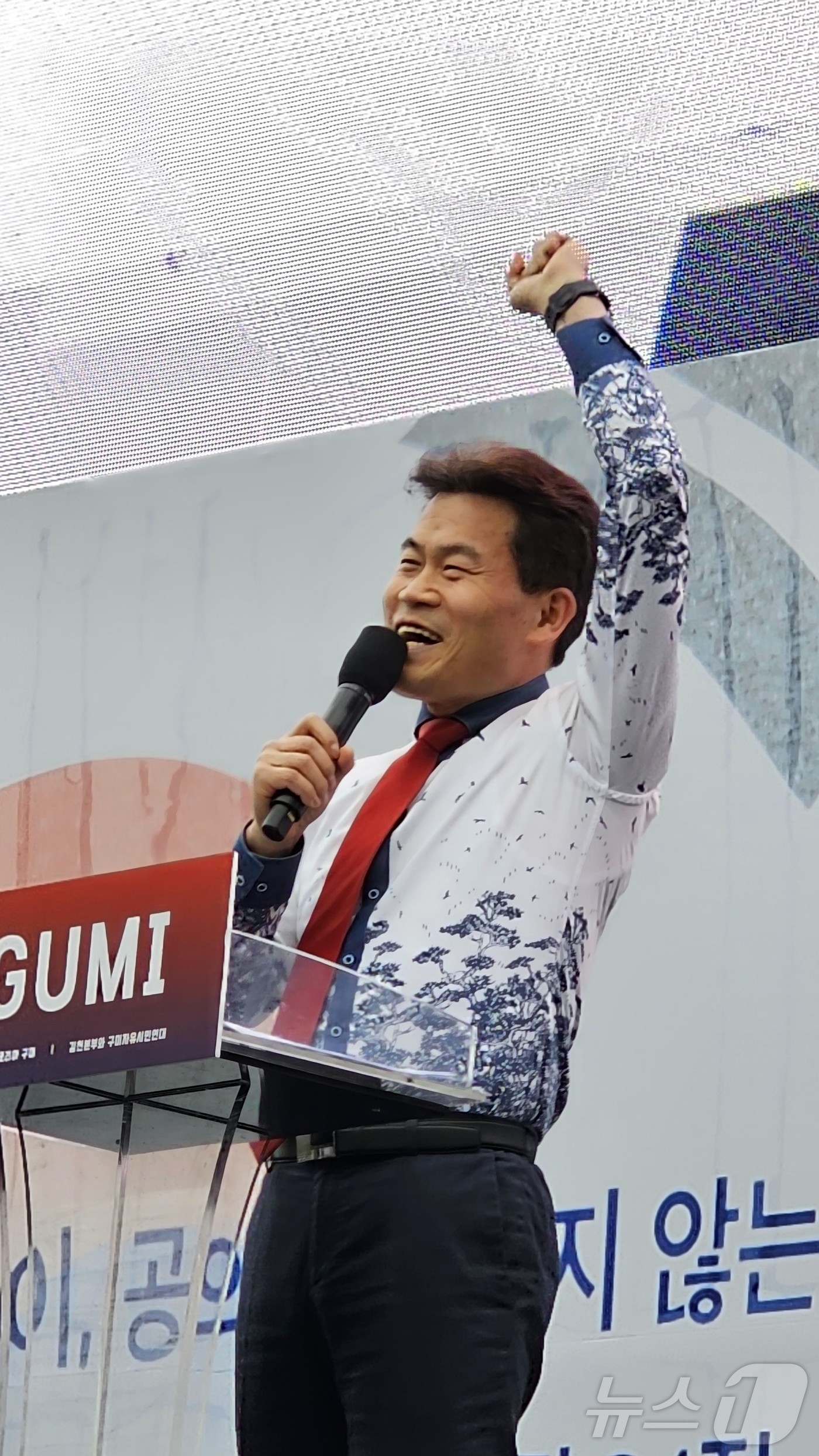 (구미=뉴스1) 정우용 기자 = 한국사 '일타강사' 전한길이 15일 오후 경북 구미 구미역 광장에서 열린 세이브코리아 국가비상기도회를 찾아 연설하고 있다. 2025.3.15/뉴스1 …