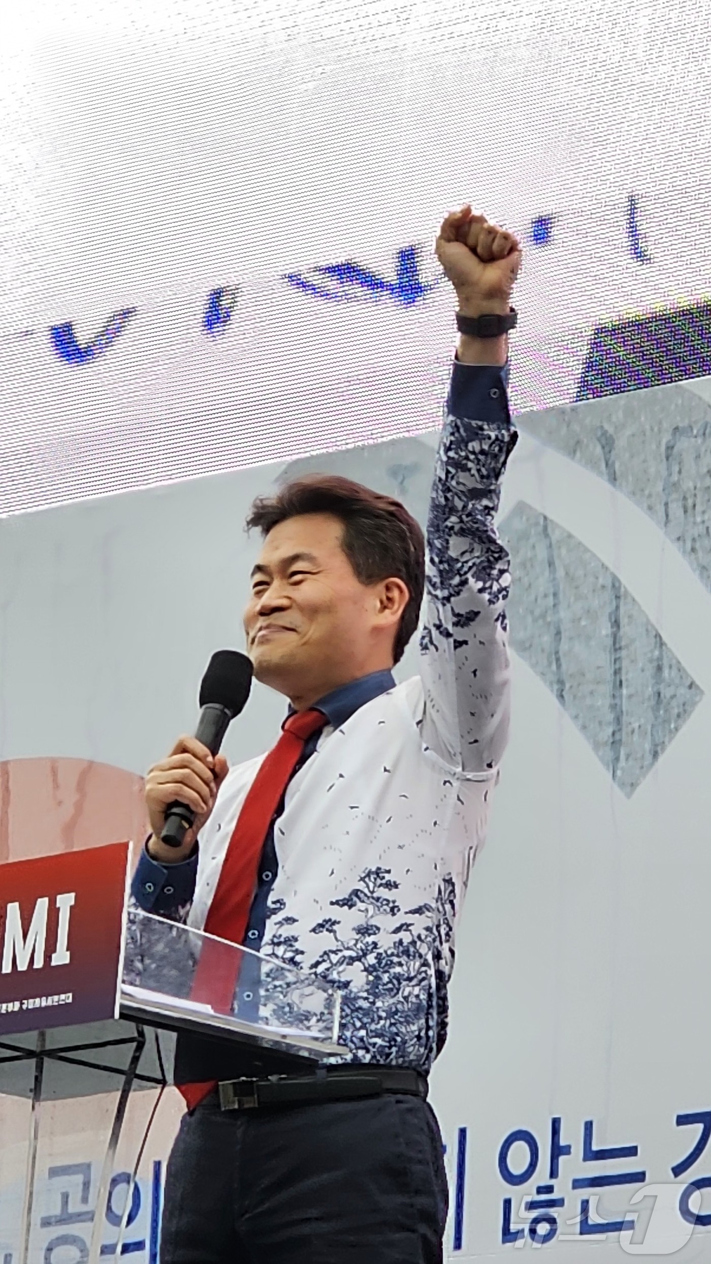 (구미=뉴스1) 정우용 기자 = 한국사 '일타강사' 전한길이 15일 오후 경북 구미 구미역 광장에서 열린 세이브코리아 국가비상기도회를 찾아 연설하고 있다. 2025.3.15/뉴스1 …