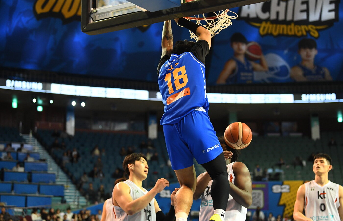 본문 이미지 - 서울 삼성 외국인 선수 저스틴 구탕의 덩크슛. &#40;KBL 제공&#41;