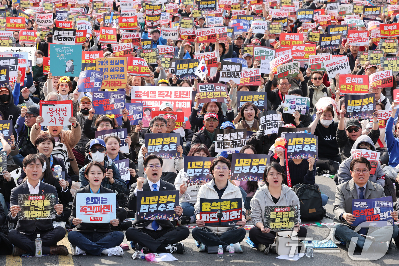 (서울=뉴스1) 신웅수 기자 = 박찬대 더불어민주당 원내대표가 15일 오후 서울 광화문에서 열린 야5당 공동 비상시국 대응을 위한 범국민대회에서 윤석열 대통령 탄핵을 인용하라는 구 …