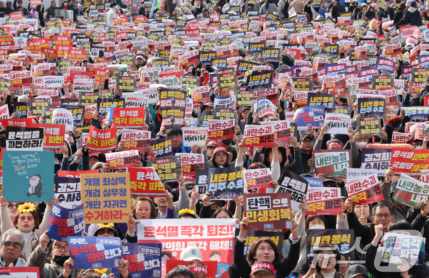 (서울=뉴스1) 신웅수 기자 = 15일 오후 서울 광화문에서 열린 야5당 공동 비상시국 대응을 위한 범국민대회에서 참가자들이 윤석열 대통령 탄핵 인용을 촉구하고 있다. 2025.3 …