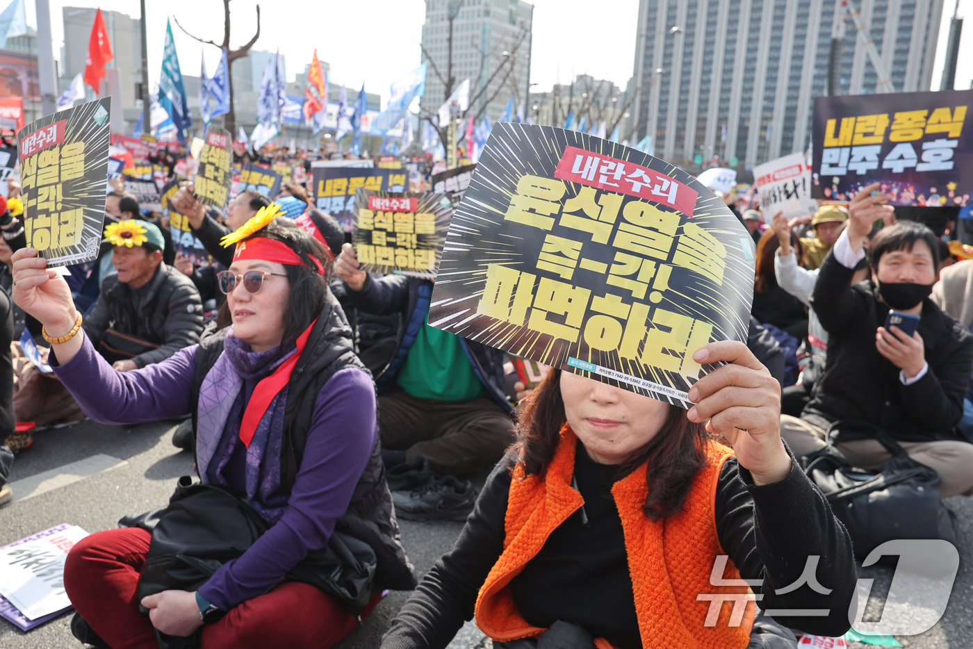 (서울=뉴스1) 신웅수 기자 = 15일 오후 서울 광화문에서 열린 야5당 공동 비상시국 대응을 위한 범국민대회에서 참가자들이 윤석열 대통령 탄핵 인용을 촉구하고 있다. 2025.3 …