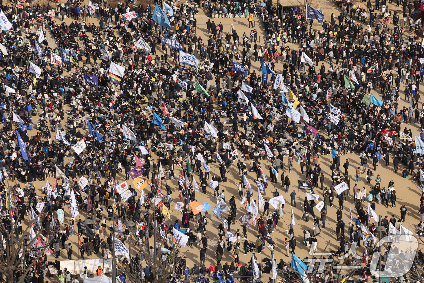 (서울=뉴스1) 신웅수 기자 = 15일 오후 서울 광화문에서 열린 야5당 공동 비상시국 대응을 위한 범국민대회에서 참가자들이 윤석열 대통령 탄핵 인용을 촉구하고 있다. 2025.3 …