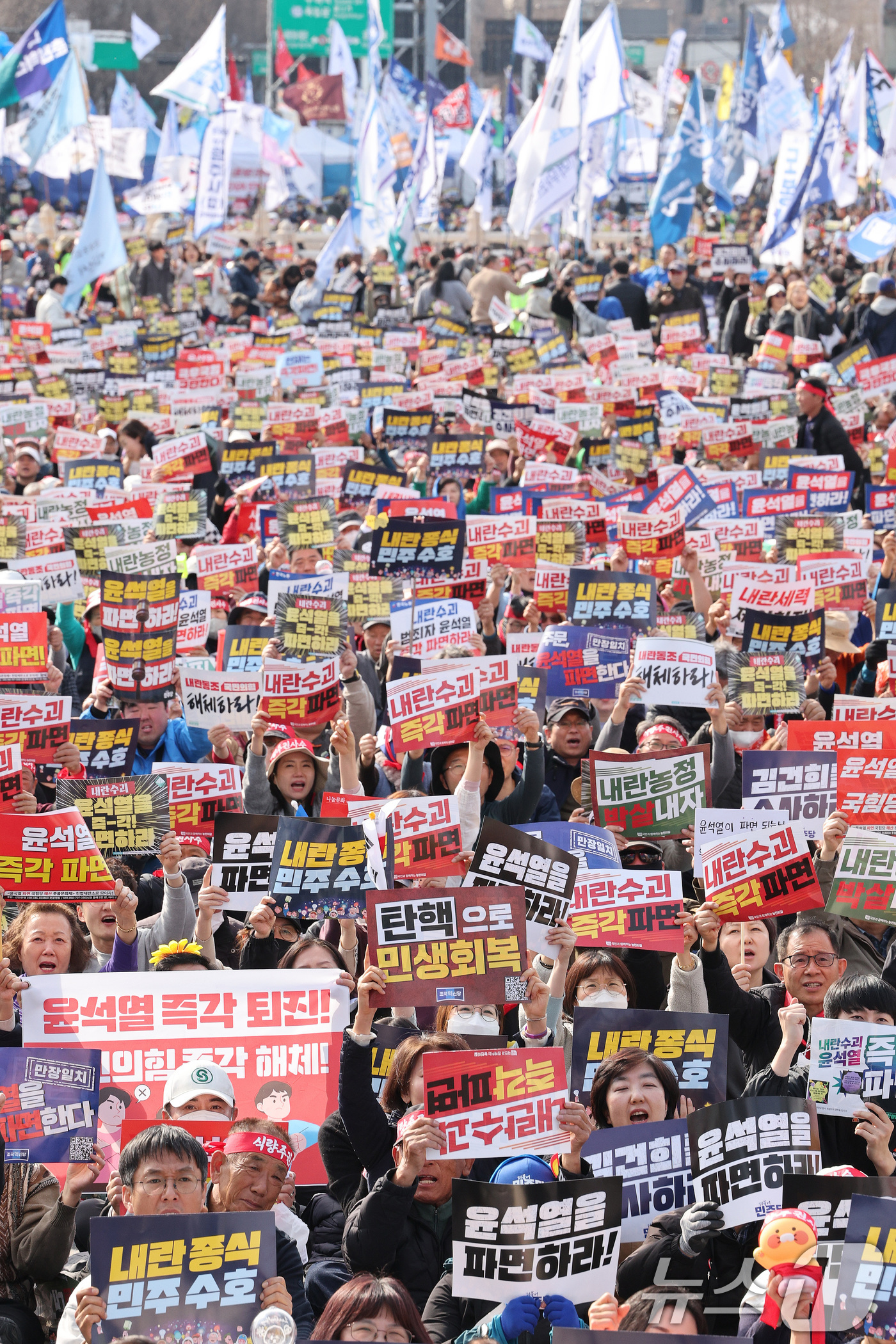 (서울=뉴스1) 신웅수 기자 = 15일 오후 서울 광화문에서 열린 야5당 공동 비상시국 대응을 위한 범국민대회에서 참가자들이 윤석열 대통령 탄핵 인용을 촉구하고 있다. 2025.3 …