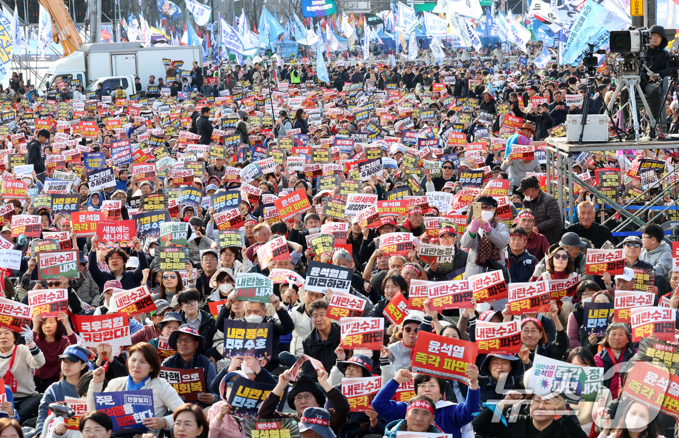 (서울=뉴스1) 김명섭 기자 = 15일 서울 종로구 사직로에서 열린 '윤석열즉각퇴진·사회대개혁 비상행동 대행진'에서 참가자들이 피켓을 들고 구호를 외치고 있다.  2025.3.15 …