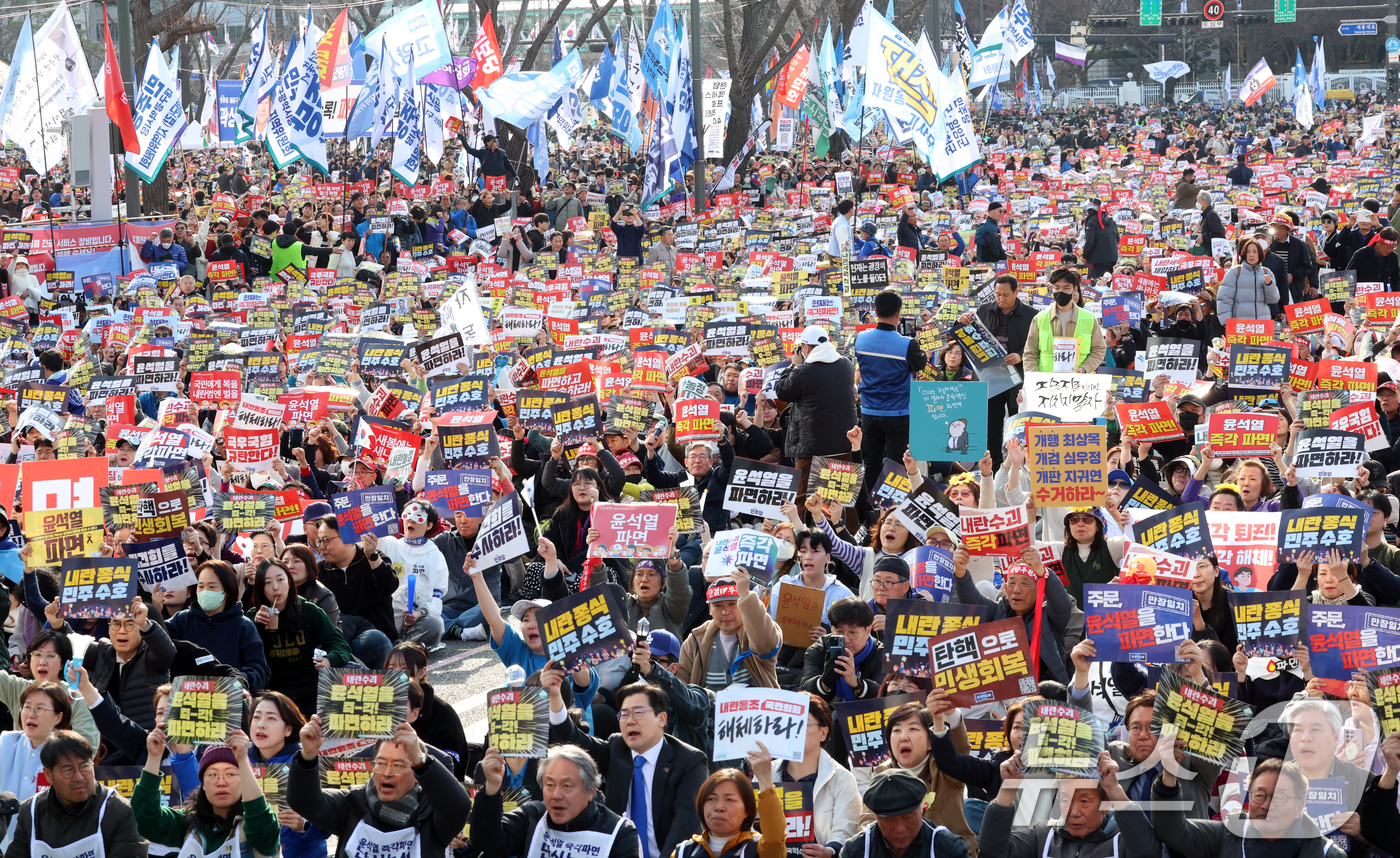 (서울=뉴스1) 김명섭 기자 = 15일 서울 종로구 사직로에서 열린 '윤석열즉각퇴진·사회대개혁 비상행동 대행진'에서 참가자들이 피켓을 들고 구호를 외치고 있다.  2025.3.15 …