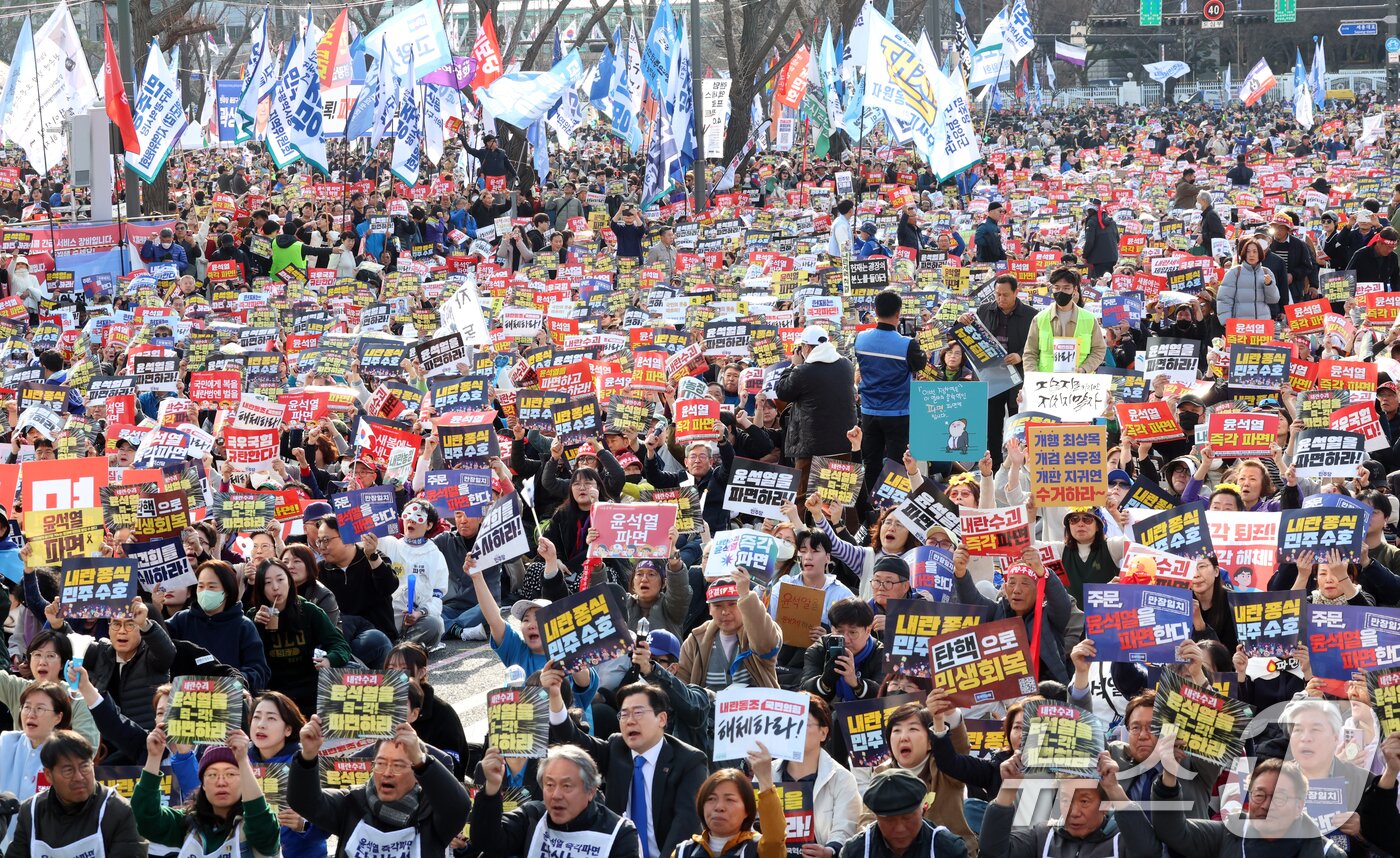 본문 이미지 - 15일 서울 종로구 사직로에서 열린 '윤석열즉각퇴진·사회대개혁 비상행동 대행진'에서 참가자들이 피켓을 들고 구호를 외치고 있다. 2025.3.15/뉴스1 ⓒ News1 김명섭 기자