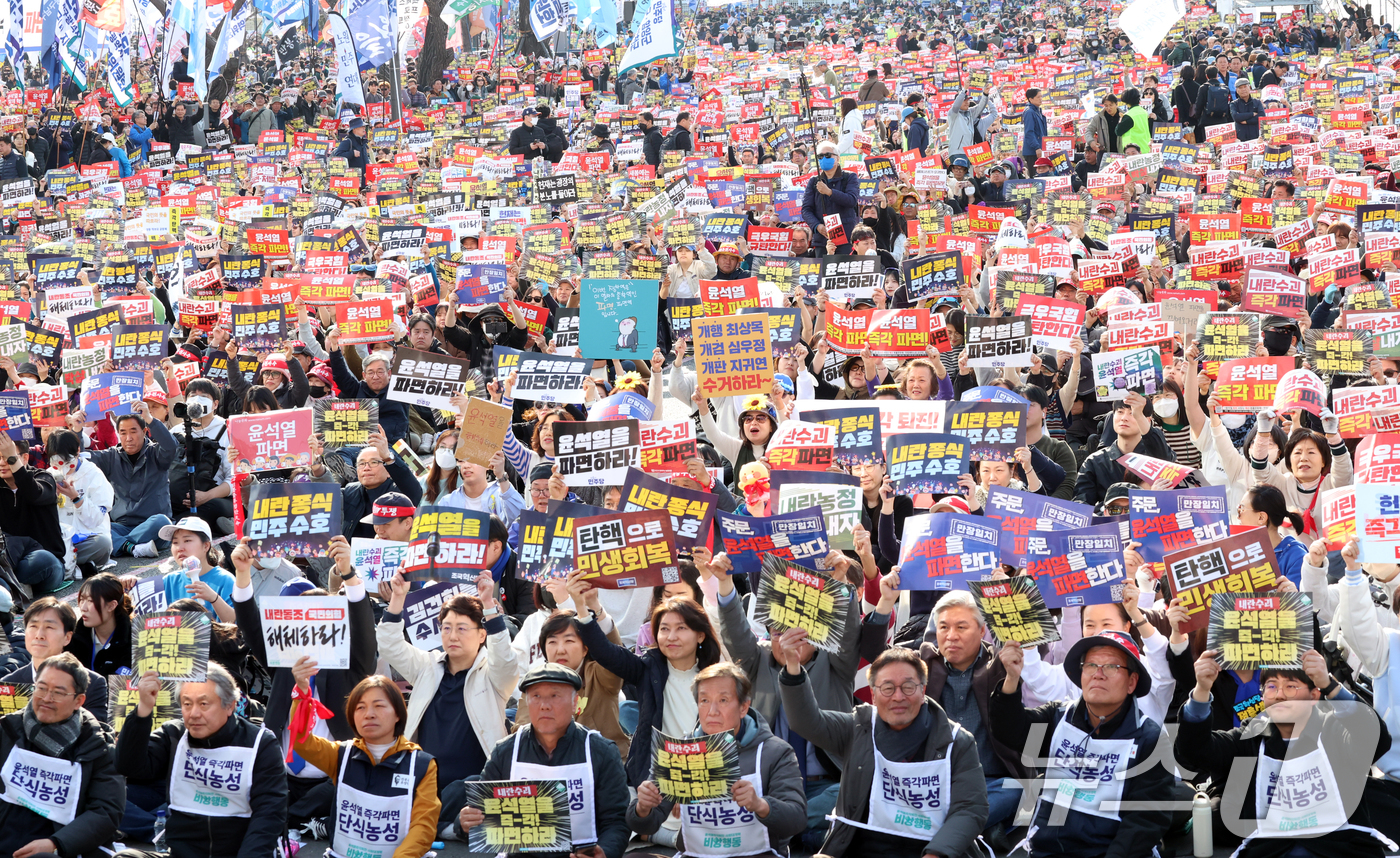 (서울=뉴스1) 김명섭 기자 = 15일 서울 종로구 사직로에서 열린 '윤석열즉각퇴진·사회대개혁 비상행동 대행진'에서 참가자들이 피켓을 들고 구호를 외치고 있다.  2025.3.15 …