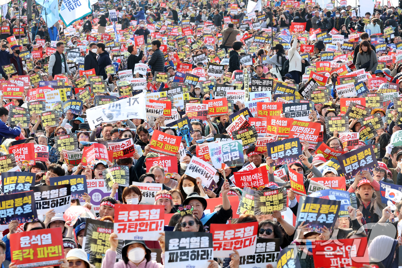 (서울=뉴스1) 김명섭 기자 = 15일 서울 종로구 사직로에서 열린 '윤석열즉각퇴진·사회대개혁 비상행동 대행진'에서 참가자들이 피켓을 들고 구호를 외치고 있다.  2025.3.15 …