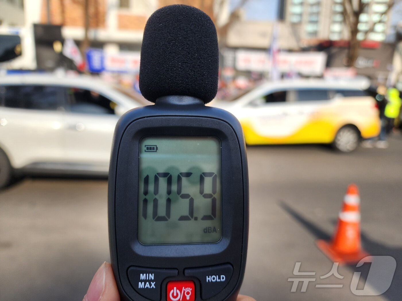 본문 이미지 - 15일 서울시 종로구 헌법재판소 앞에서 집회 소음을 측정한 결과 105㏈을 웃돌았다. 2025.03.15/ⓒ 뉴스1 권진영 기자