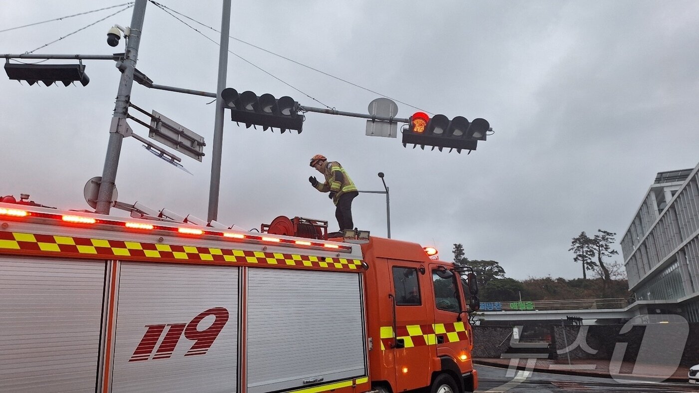 본문 이미지 - 15일 오전 제주시 애월읍 신호등이 강풍에 쓰러져 소방이 안전 조치를 하고 있다. &#40;제주소방안전본부 제공. 재판매 및 DB 금지&#41;