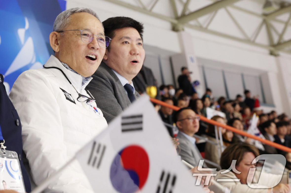 (서울=뉴스1) 신웅수 기자 = 유인촌 문화체육관광부 장관과 유승민 대한체육회장이 15일 의정부실내빙상장에서 열린 2025 LGT 세계여자컬링선수권대회 한국과 일본의 경기를 관람하 …
