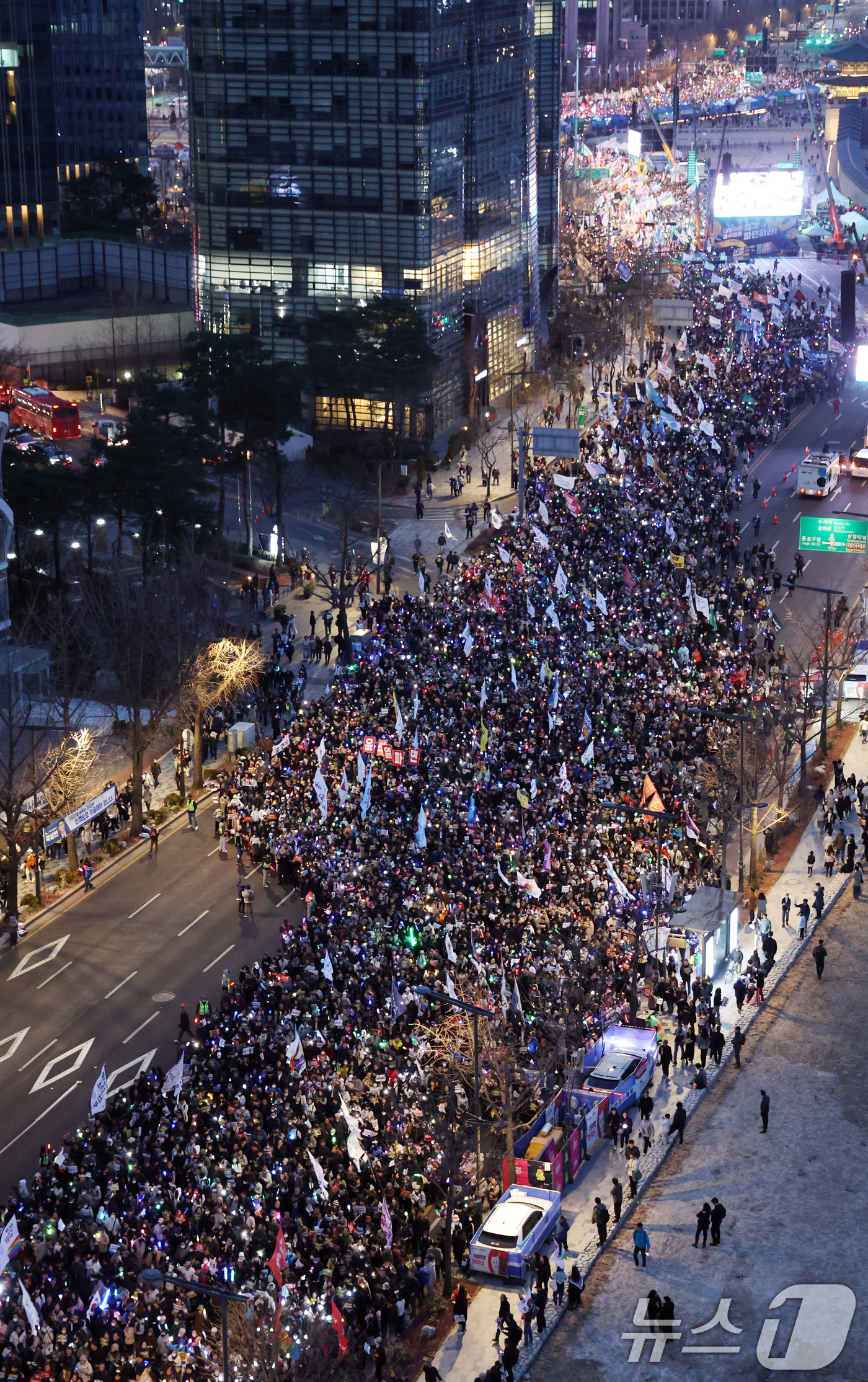 (서울=뉴스1) 김명섭 기자 = 15일 서울 종로구 사직로에서 열린 '윤석열즉각퇴진·사회대개혁 비상행동 대행진'에서 참가자들이 구호를  외치며 행진하고 있다. 2025.3.15/뉴 …