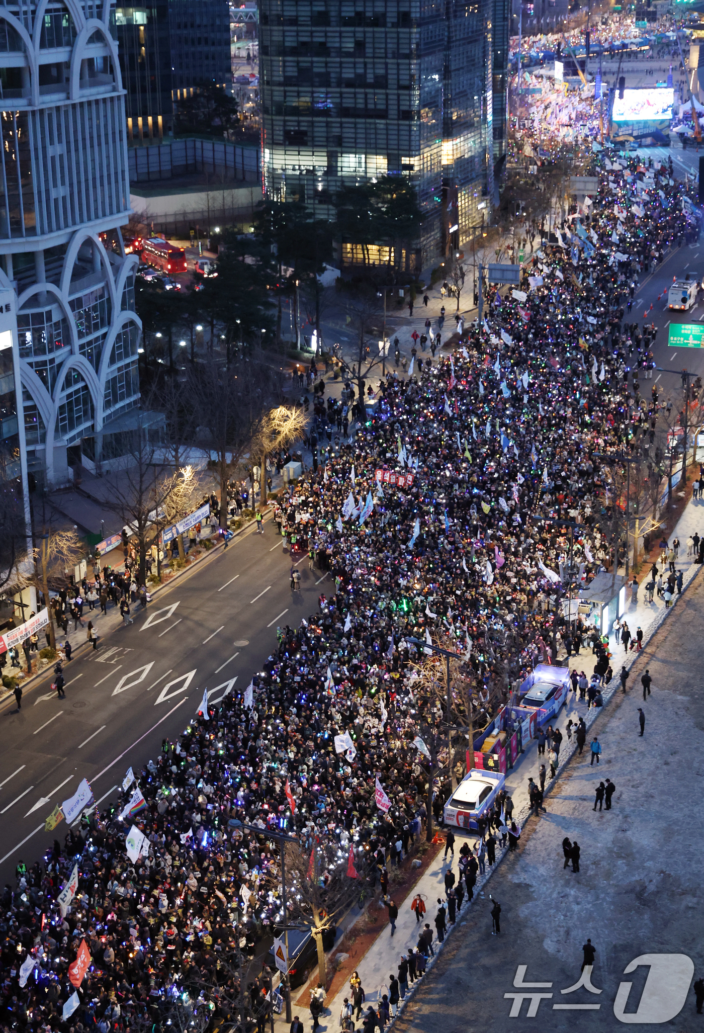(서울=뉴스1) 김명섭 기자 = 15일 서울 종로구 사직로에서 열린 '윤석열즉각퇴진·사회대개혁 비상행동 대행진'에서 참가자들이 구호를  외치며 행진하고 있다. 2025.3.15/뉴 …